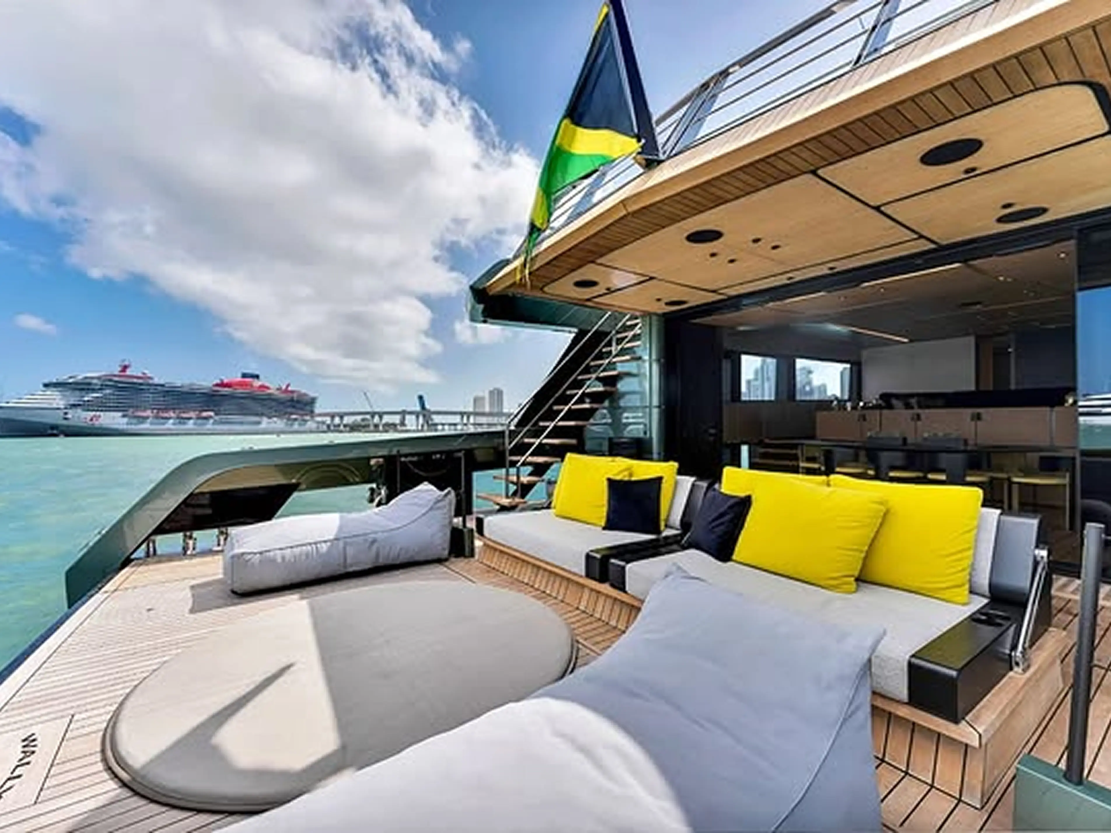 Outdoor Lounge & Sun Deck