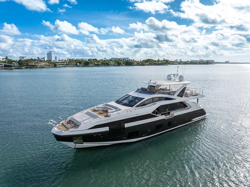 88' Azimut Grande luxury yacht for a romantic proposal charter near the Miami waterfront